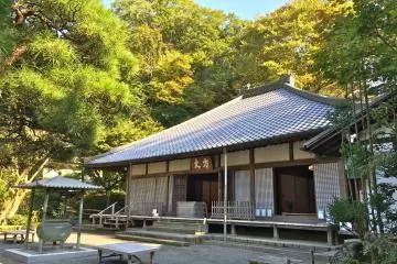 <p>Approaching Meigetsu-in Temple, Main Hall</p>