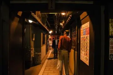 <p>Some shops offer discounts during dinner.</p>