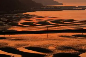 When the mud flat is fully revealed, it can be seen from faraway
