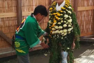 ต้องเปลี่ยนเครื่องแต่งตัวตุ๊กตาอยู่หลายครั้งในช่วงเทศกาล
