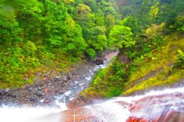 <p>Melihat ke bawah air terjun terakhir sepanjang 50 meter dari titik perhentian kedua</p>
