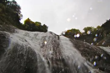 <p>Pemandu meluncur air terjun terakhir sepanjang 30 meter</p>