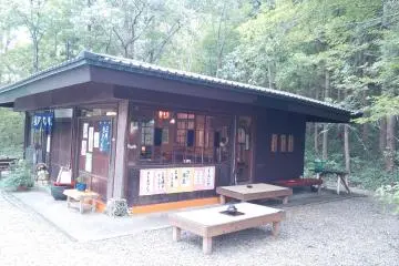 <p>Jangan lupa mengisi perut anda di cafe dekat area air terjun</p>