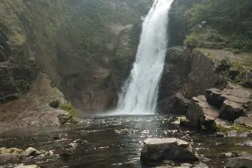 <p>Air terjun Akiu setinggi 55m</p>