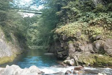 <p>Dasar air terjun Akiu, saatnya duduk dan melepas lelah</p>