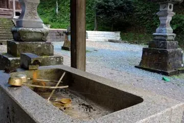 이 버려진 정화수는 심지어 물도 들어 있지...누가 방문하는지 궁금하다