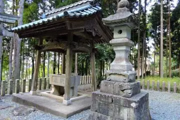 배경의 정화수와 석등 