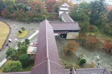 <p>กำแพงด้านนอกทอดยาวไปสุดขอบเขตที่มีสีสัน</p>