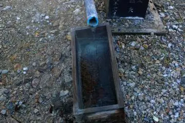 <p>Une d&eacute;charge d'eau chaude</p>