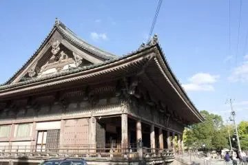 <p>อาคารไม้เก่าแก่ด้านหลังทางทิศเหนือนี้ก็คือ Rokuji-do (worship hall) หรืออาคารสำหรับสวดภาวนานั่นเอง</p>