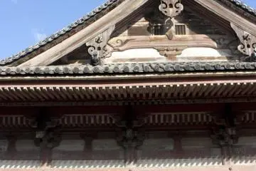 <p>ซุมเข้าไปดูใกล้ๆ Rokuji-do (worship hall) เราจะเห็นความประณีตของงานไม้ในแบบโบราณที่งดงามและทรงคุณค่ามากทีเดียว</p>