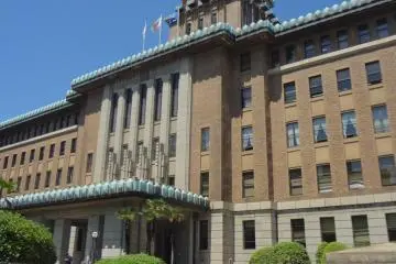 King actually houses the prefectural governmental offices.
