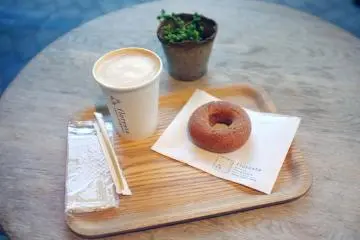 <p>Percayalah, satu donat tidak cukup. Coba juga donat rasa cinnamon.</p>