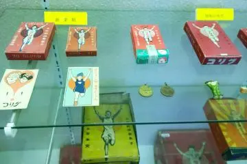 <p>ของแถมชิ้นแรกๆ ของกูลิโกะก็คือไพ่กระดาษนั่นเอง</p>