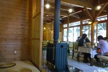 <p>การตกแต่งภายในร้านที่ให้บรรยากาศอบอุ่นเคล้าความคลาสสิก โซนให้บริการนั้นมีอยู่สองโซนหลักๆ ก็คือโซนโต๊ะนั่งแบบสากล และโซนนั่งพื้นแบบญี่ปุ่นดั้งเดิม ... เอกลักษณ์ความโดดเด่นอีกอย่างก็คือเฟอร์นิเจอร์อันแสนคลาสสิกซึ่งเป็นของแอนทีคอันเป็นผลงานการออกแบบของ&nbsp;Togo Murano หนึ่งในสถาปนิกชื่อดังของญี่ปุ่นในยุคก่อนนั่นเอง</p>