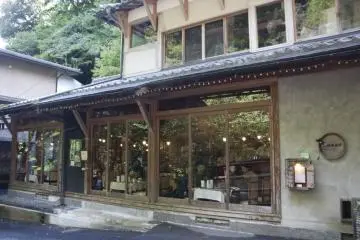 <p>ด้านหน้าร้าน Kifune Club ที่โดดเด่นด้วยเรือนไม้ผสานกระจกบานใหญ่ที่เปิดให้เราสัมผัสธรรมชาติอันงดงามอย่างเต็มที่</p>