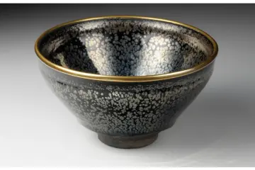 <p>Tenmoku Glaze with Silvery Spots >>> ชามอันเป็นเครื่องเคลือบขัดเงาสีดำแต้มด้วยลายจุดสีเงินที่กระจายตัวอยู่ทั่ว เป็นงานหัตถศิลป์อันทรงคุณค่าแห่งราชวงศ์ซ่งทางตอนใต้ (ศตวรรษที่ 12-13) เป็นหนึ่งในคอเล็กชั่นสำคัญของ ATAKA COLLECTION และถูกขึ้นทะเบียนให้เป็นสมบัติแห่งชาติ (National Treasures) ของญี่ปุ่นด้วย</p>