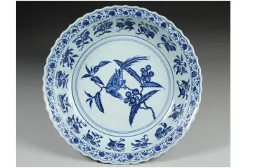 <p>Blue-and-white with design of a bird eating a loquat >>> จานอันเป็นเครื่องเคลือบในสมัยราชวงศ์หมิง (Ming Dynasty) ของจีน ซึ่งนี่ก็เป็นหนึ่งในคอเล็กชั่นล้ำค่า&nbsp;ATAKA COLLECTION ด้วยนั่นเอง</p>