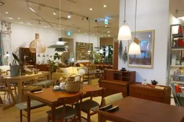 <p>อีกมุมของ&nbsp;SLOW HOUSE by ACTUS ที่จัดเฟอร์นิเจอร์และตกแต่งร้านได้อย่างสวยงามมีเสน่ห์</p>