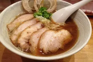 <p>Tonkotsu desde un &aacute;ngulo diferente - se hace agua la boca</p>