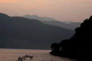 ภูเขาสลับซับซ้อนอีกฝั่งของทะเลสาบ