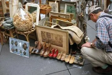 <p>Carved frames and European leather shoes</p>
