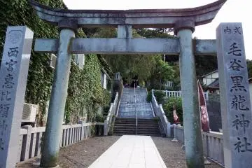 <p>The entrance torii gate of Kurotatsu Shrine</p>
