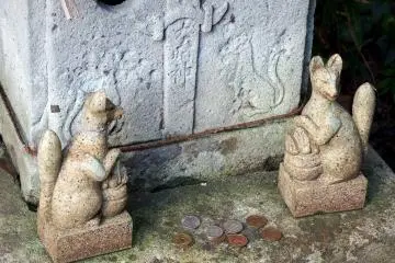 Tiny little fox statues, how cute!