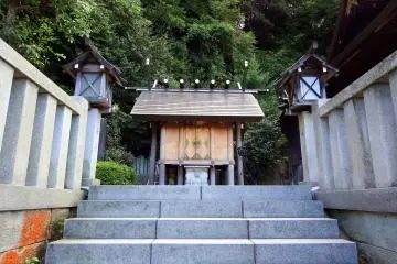 Looking up at Ishiwatari Hachiman Shrine, which stands beside Kurotatsu Shrine's prayer hall
