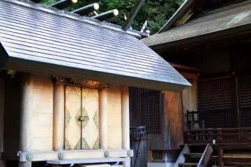 Elegant architecture of Ishiwatari Hachiman Shrine