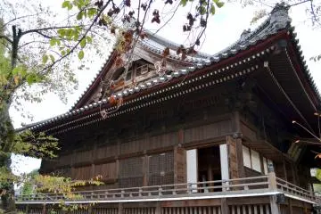 The temple is built of wood and has a relaxed ambience.&nbsp;Buddhist statue treasures are housed inside
