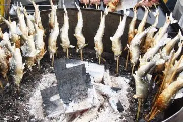 <p>Food stalls provide delicious local food</p>
