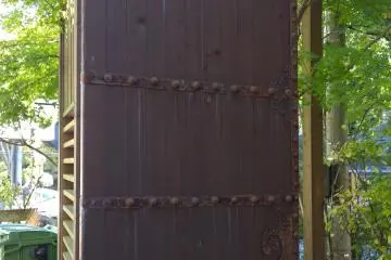 <p>L'entr&eacute;e est prot&eacute;g&eacute;e par de grandes portes &eacute;paisses.</p>