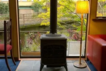 <p>Un po&ecirc;le &agrave; l'ancienne pour garder le hall chaud.</p>