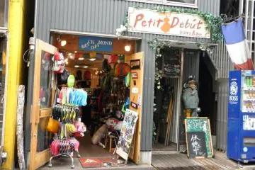 Various small shops (Photo: Sue Ann Kunath)