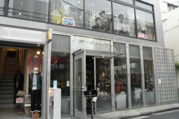 <p>Coffee and clothing shop</p>