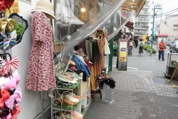 <p>Many vintage clothing shops</p>