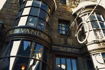 <p>Vous pouvez m&ecirc;me acheter des baguettes magiques (un peu ch&egrave;res par contre) dans la boutique d'Ollivander</p>