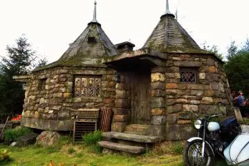 <p>La hutte d'Hagrid pr&egrave;s de la file d'attente du man&egrave;ge Flight of the Hippogriff</p>