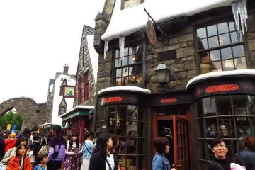 <p>Il est possible d'entrer dans plusieurs des magasins &agrave; th&egrave;me du village de Pr&eacute;-au-Lard et d'y acheter autant de souvenirs que vous voulez</p>