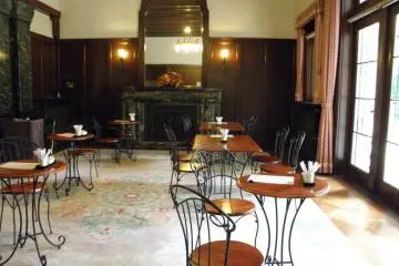 <p>หนึ่งในห้องหลักที่สามารถมานั่งจิบกาแฟได้ตามอัธยาศัย</p>