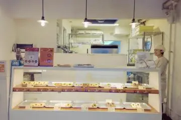 <p>ภายในร้าน&nbsp;hara donuts (はらドーナッツ) ทุกสาขาจะตกแต่งอย่างสะอาดน่ารักเหมือนกันหมด ร้านสีขาวครีมที่ดูคลีนๆ นั้นสื่อถึงเต้าหู้ได้เป็นอย่างดี ชั้นวางโดนัทที่น่ากินถูกจัดอย่างเรียบง่ายเป็นระเบียบ ลวดลายเส้นดินสอที่วาดรายละเอียดในร้านนั้นยิ่งชวนให้น่าลองหม่ำเข้าไปใหญ่</p>