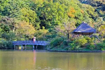 A view of Kankatei Arbor and Kanshinbashi Bridge from the Main Pond.
