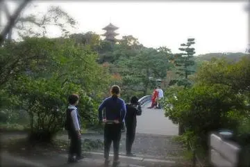 Sankeien Garden is a popular venue for photographing newlywed couples!