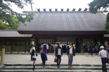 <p>ผู้คนมากมายต่างพากันแวะมาสักการะ&nbsp;ศาลเจ้าอัตสึตะ (熱田神宮 / Atsuta Shrine) ตลอดทั้งวัน</p>