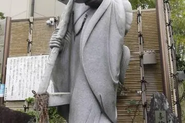 <p>This guy is standing like a sentry at the entrance</p>