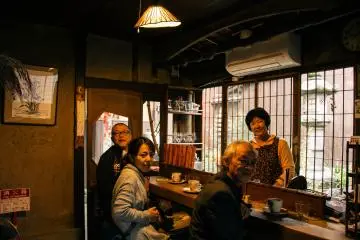<p>Owner of Rojiusagi with other customers.&nbsp;</p>