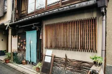 <p>Outside view of Rojiusagi.</p>