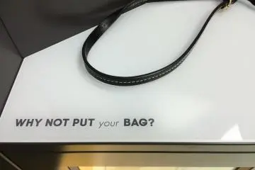 <p>Letakkan barang bawaanmu di sini</p>