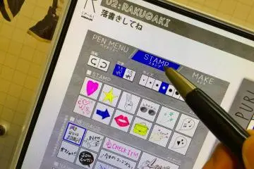 <p>Pada halaman "Stamp", tambahkan gambar-gambar hati, bintang, dan tulisan-tulisan imut lainnya dengan cara 'tap and drag'.</p>